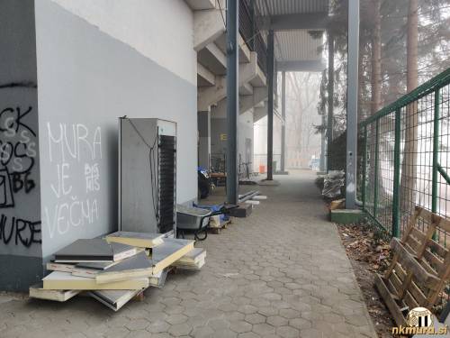 Pod severno tribuno potekajo gradbena dela. Pod severno tribuno potekajo gradbena dela.