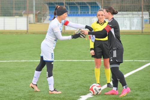 Pozdrav kapetank pred tekmo. Pri murašicah je to bila Špela Kolbl. Pozdrav kapetank pred tekmo. Pri murašicah je to bila Špela Kolbl.