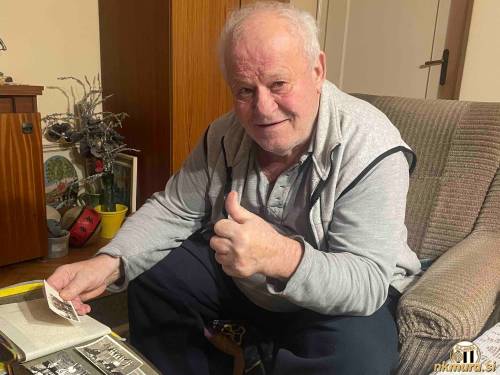 Nekdanji nogometaš Mure Stevo Perić ob obujanju spominov in ogledu albuma z Murinimi fotografijami. Desetega februarja je vstopil v 85. leto življenja. Nekdanji nogometaš Mure Stevo Perić ob obujanju spominov in ogledu albuma z Murinimi fotografijami. Desetega februarja je vstopil v 85. leto življenja.