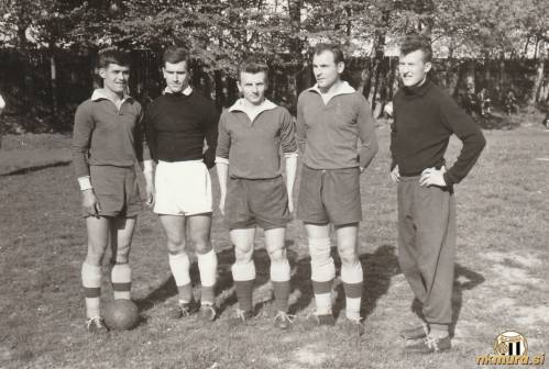 Legende Mure iz začetka šestdesetih let na enem mestu. Stojijo od leve: Stevo Perić, Vladimir Vrdjuka, Franc Maučec, Bojan Skalar in Štefan Morčič. Legende Mure iz začetka šestdesetih let na enem mestu. Stojijo od leve: Stevo Perić, Vladimir Vrdjuka, Franc Maučec, Bojan Skalar in Štefan Morčič.