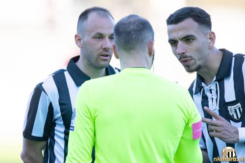 Matic Maruško in Leard Sadriu v pogovoru z glavnim sodnikom Davidom Šmajcem. Matic Maruško in Leard Sadriu v pogovoru z glavnim sodnikom Davidom Šmajcem.