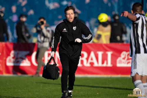 Murina zdravniška služba je prva pomagala ponesrečencem. Murina zdravniška služba je prva pomagala ponesrečencem.