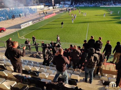 Dogajanje na severni tribuni in prva pomoč ponesrečencem. Dogajanje na severni tribuni in prva pomoč ponesrečencem.
