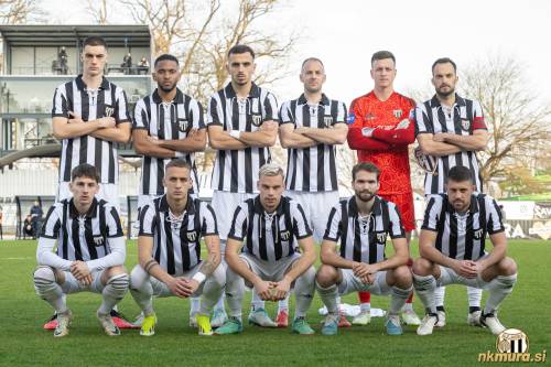 Začetna enajsterica Mure proti Mariboru. Stojijo od leve: Borna Proleta, Julien Lamy, Leard Sadriu, Matic Maruško, Florijan Raduha, Žiga Kous. Čepijo: Žan Trontelj, Timotej Brkić, Aljaž Antolin, Klemen Pucko in Amadej Maroša. Začetna enajsterica Mure proti Mariboru. Stojijo od leve: Borna Proleta, Julien Lamy, Leard Sadriu, Matic Maruško, Florijan Raduha, Žiga Kous. Čepijo: Žan Trontelj, Timotej Brkić, Aljaž Antolin, Klemen Pucko in Amadej Maroša.