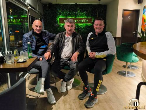Po koncu tekme Mura : Maribor so se dobili trije brez katerih ni bilo Mure v devetdesetih letih. Marijan Bakula, Srečko Ilić in Goran Gutalj. Fotografija je nastala 18. februarja 2024. Po koncu tekme Mura : Maribor so se dobili trije brez katerih ni bilo Mure v devetdesetih letih. Marijan Bakula, Srečko Ilić in Goran Gutalj. Fotografija je nastala 18. februarja 2024.