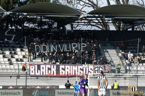Navijaška skupina Black Gringos  se je poklonila preminulemu Didiju. Navijaška skupina Black Gringos  se je poklonila preminulemu Didiju.