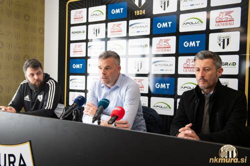 Novinarska konferenca ob ustoličenju Antona Žlogarja za novega Murinega stratega. Levo je predstavnik za medije Smiljan Kuhar, desno pa športni direktor Robert Koren. Novinarska konferenca ob ustoličenju Antona Žlogarja za novega Murinega stratega. Levo je predstavnik za medije Smiljan Kuhar, desno pa športni direktor Robert Koren.