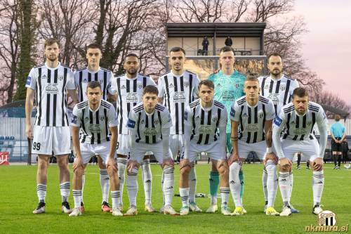 Začetna enajsterica Mure. Stojijo odl leve: Čakš, Proleta, Lamy, Sadriu, Raduha, Kous. Čepijo: Kurtović, Trontelj, Ščernjavič, Brkić in Maroša. Začetna enajsterica Mure. Stojijo odl leve: Čakš, Proleta, Lamy, Sadriu, Raduha, Kous. Čepijo: Kurtović, Trontelj, Ščernjavič, Brkić in Maroša.