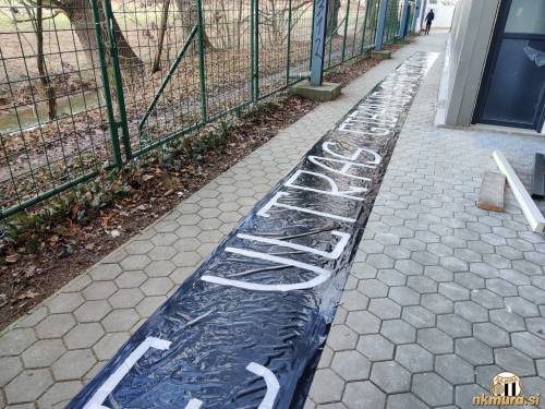 Black Gringosi so za severno tribuno pripravili transparent s sporočilom. Black Gringosi so za severno tribuno pripravili transparent s sporočilom.