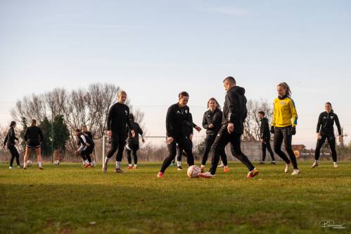 Murašice na treningu v Umagu. Fotografija je nastala 17. februarja 2024. V ospredju je trener Vladimir Kokol. Murašice na treningu v Umagu. Fotografija je nastala 17. februarja 2024. V ospredju je trener Vladimir Kokol.