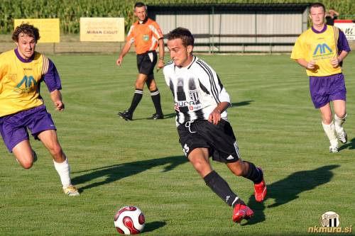Danilo Šiško na tekmi proti Čardi v Martjancih. Skrajno levo je Leon Horvat. Fotografija je s pripravljalne tekme med Čardo in Muro (1. avgust 2007). Danilo Šiško na tekmi proti Čardi v Martjancih. Skrajno levo je Leon Horvat. Fotografija je s pripravljalne tekme med Čardo in Muro (1. avgust 2007).