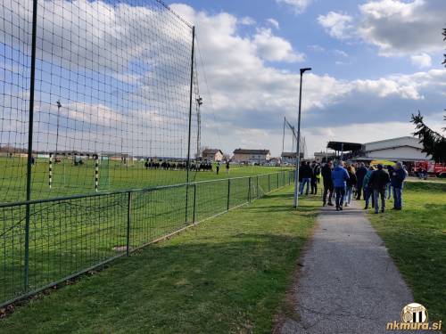 Pogled proti igrišču v smeri glavne tribune.