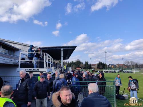 Levo uradni napovedovalec in DJ. Tik pred tekmo.