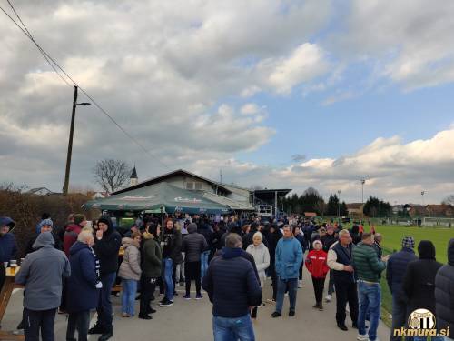 Med polčasom je bila največja gneča pri šankih.