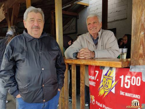 V družbi prijateljev si je tekmo ogledal tudi Karel Glažar - Babo (desno).