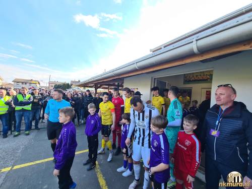 Oba kapetana, Žiga Kous in Martin Korpič, bosta popeljala soigralce na igrišče.