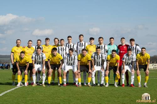 Skupinska fotografija pred tekmo. Stojijo od leve: Darko Atanasov, Patrik Žekš, Žiga Kous, Marko Miličevič, Aleksander Sočič, Almin Kurtović, Borna Proleta, Robert Čakš, Enej Meglič, Leard Sadriu, Partik Raduha, Lan Erjavec, Filippo Tripi. Spodnja vrsta: Aljaž Žekš, Sandi Nuhanović, Nik Lebar, Tilen Ščernjavič, Aleš Štornik, Alexandros Kyziridis, Martin Korpič, Ivan Šarić in Štefan Horvat.