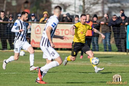 Žiga Kous levo. Pri žogi je Darko Atanasov. Žiga Kous levo. Pri žogi je Darko Atanasov.