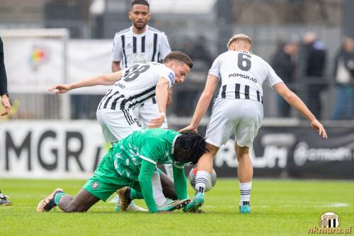 Sandi Nuhanović in Aljaž Antolin ne puščata igralca Olimpije.