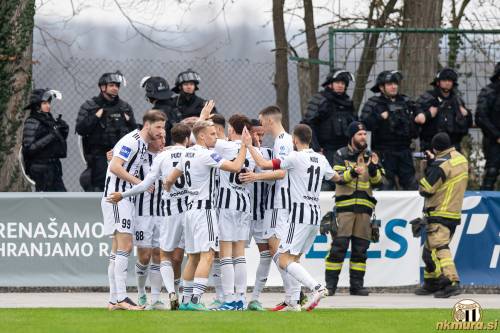 Veselje murašev po zadetku Čakša. Veselijo se tudi gasilci. Eden ploska, drugi dela selfie.