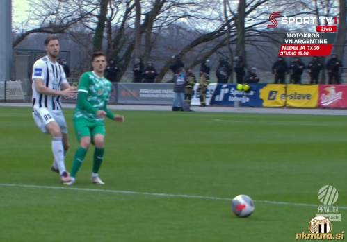 Robert Čakš je v 2. minuti tekme med Muro in Olimpijo pohodil Ahmeta Muhamedbegovića. Robert Čakš je v 2. minuti tekme med Muro in Olimpijo pohodil Ahmeta Muhamedbegovića.