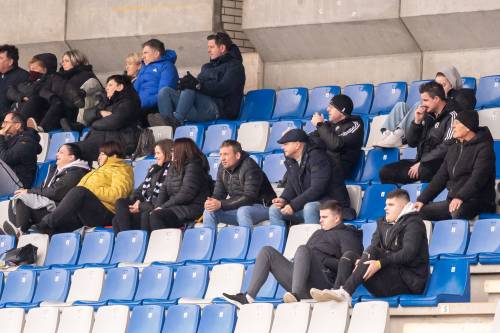 Tekmo si je na stadionu v Šiški ogledalo 200 gledalcev. Tekmo si je na stadionu v Šiški ogledalo 200 gledalcev.