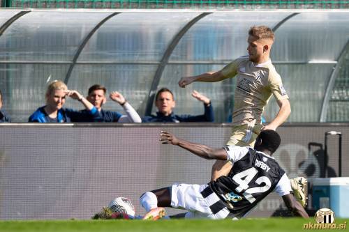 Niko Kasalo in Toura Diaby. Niko Kasalo in Toura Diaby.