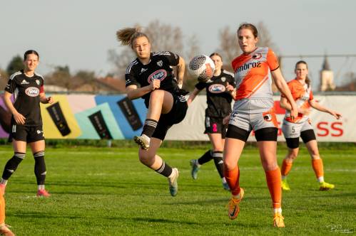 Noelle Vilčnik se bori za žogo. Ob njej je Zala Šenk. Noelle Vilčnik se bori za žogo. Ob njej je Zala Šenk.