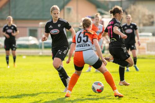 Peta Yane Malakhove. Akcijo spremlja Lea Dolinar. Peta Yane Malakhove. Akcijo spremlja Lea Dolinar.