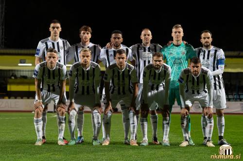 Začetna enajsterica Mure. Stojijo od leve: proleta, Tripi, Lamy, Maruško, Mihelak in Kous. Spodnja vrsta: Nuhanović, Antolin, Kurtović, Pucko in Maroša. Začetna enajsterica Mure. Stojijo od leve: proleta, Tripi, Lamy, Maruško, Mihelak in Kous. Spodnja vrsta: Nuhanović, Antolin, Kurtović, Pucko in Maroša.