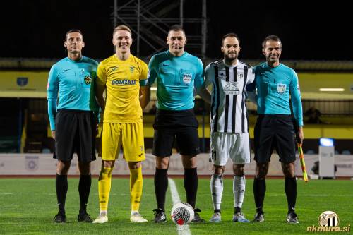 Skupinska fotografija kapetanov Markuša in Pucka s sodniško trojko. Skupinska fotografija kapetanov Markuša in Pucka s sodniško trojko.