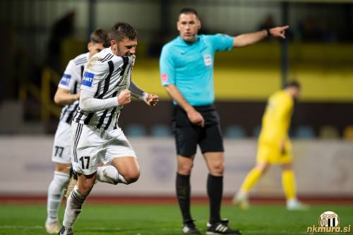 Amadej Maroša se veseli 99. zadetka v dresu Mure. Amadej Maroša se veseli 99. zadetka v dresu Mure.