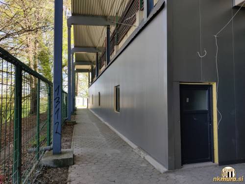 Pogled na slačilnice pod severno tribuno. Pogled na slačilnice pod severno tribuno.