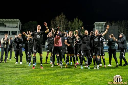 Veselje murašev po zmagi v Kopru. Veselje murašev po zmagi v Kopru.