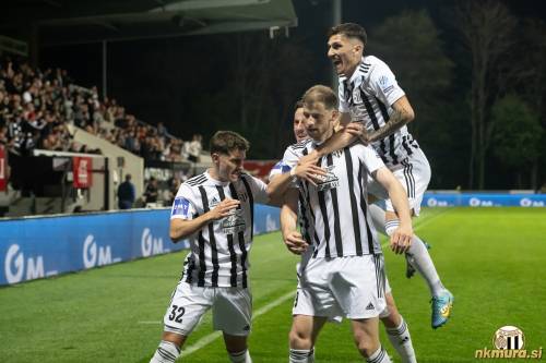 Veselje Roberta Čakša s soigralci. Veselje Roberta Čakša s soigralci.