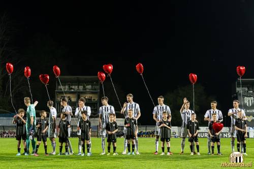 Mladi spremljavalci so prišli na igrišče z baloni v obliki srca, ki simbolizirajo sponzorja tekme Radensko. Mladi spremljavalci so prišli na igrišče z baloni v obliki srca, ki simbolizirajo sponzorja tekme Radensko.