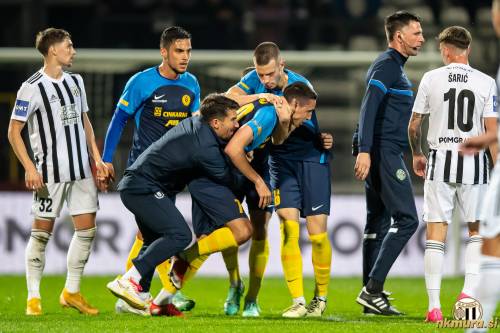 Igralec Celja Menalo je ob koncu tekme povsem izgubil živce in želel obračunati z Leardom Sadriujem. Igralec Celja Menalo je ob koncu tekme povsem izgubil živce in želel obračunati z Leardom Sadriujem.