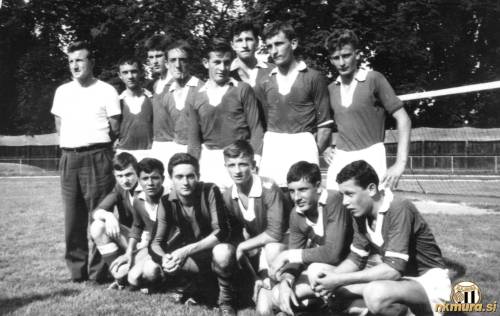 Mladinsko moštvo Sobote leta 1964.  Stojijo od leve: Ahmed Volić (trener), Stanko Maučec, Vladimir Kukanja, Ladislav Balažic, Slavko Zadravec, Karel Glažar, Karel Horvat in Zoltan Baranja - Zoli. Čepijo: Jože Benko, Jože Baranja - Kano, Vlado Bavčar, Ervin Kerčmar, Franc Miholič - Pendo, Milan Koblencer. Bralce prosimo za razpoznavanje oseb.