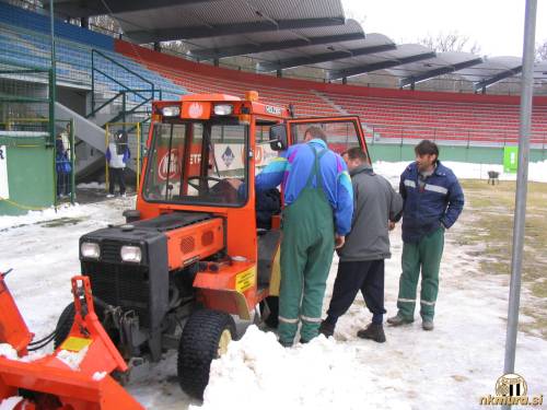 Pomagal je tudi traktor. Pomagal je tudi traktor.