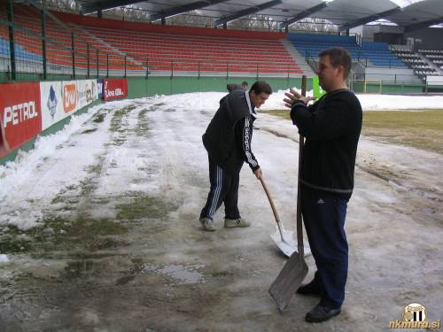 Čiščenje igrišča. Čiščenje igrišča.