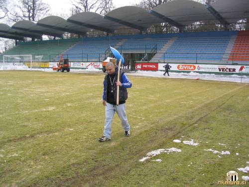Čiščenje igrišča. Čiščenje igrišča.