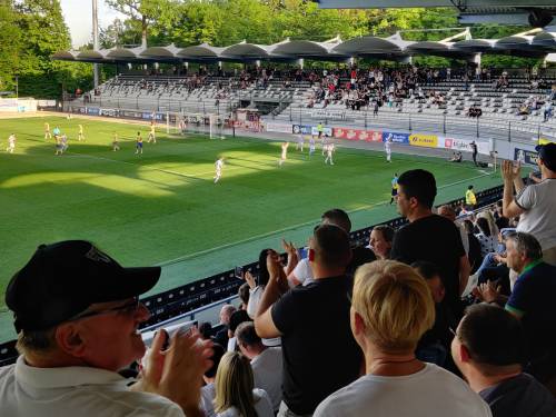 Veselje ob zadetku Maroše. Veselje ob zadetku Maroše.