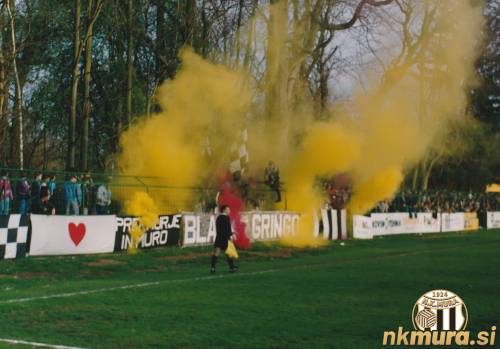 Navijaška skupina Black Gringos na tekmi Mura : Steklar. Navijaška skupina Black Gringos na tekmi Mura : Steklar.