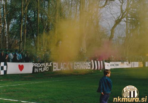 Navijaška skupina Black Gringos na tekmi Mura : Steklar. Navijaška skupina Black Gringos na tekmi Mura : Steklar.