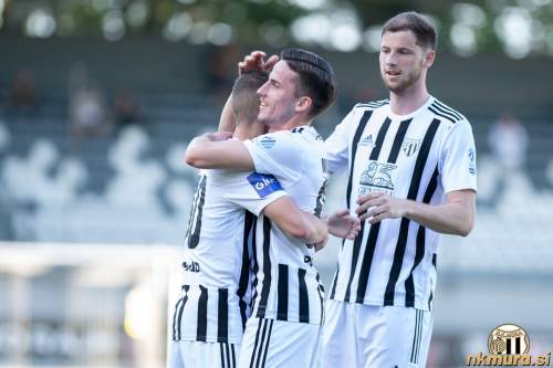 Veselje ob zadetku Kurtovića. 
Iz leve proti desni: Kurtović, Nuhanović in Čakš. Veselje ob zadetku Kurtovića. 
Iz leve proti desni: Kurtović, Nuhanović in Čakš.