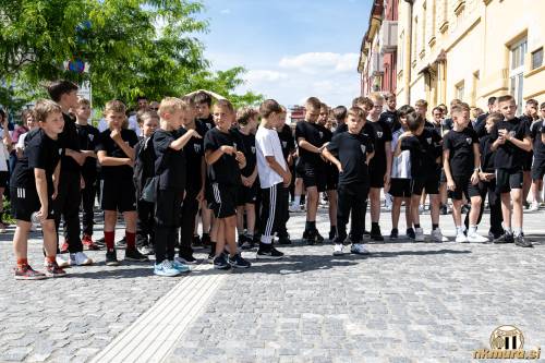 Razstavo so si ogledali tudi mladi nogometaši Mure. Razstavo so si ogledali tudi mladi nogometaši Mure.