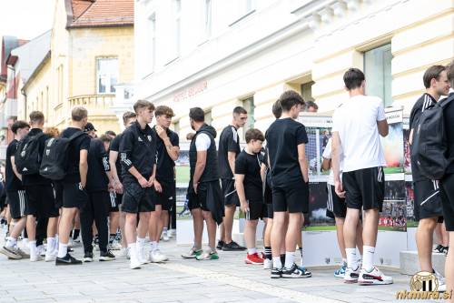 Mladi nogometaši na razstavi. Mladi nogometaši na razstavi.