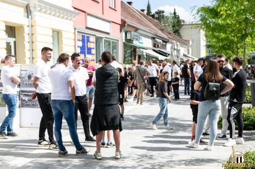Obiskovalci na odprtju razstave. Obiskovalci na odprtju razstave.