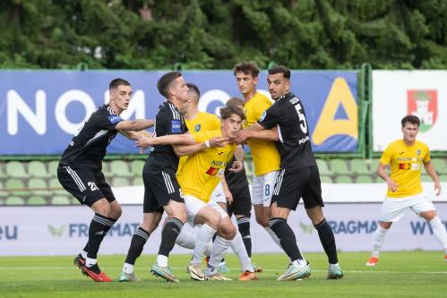 Nogometaši Mure v obrambni akciji. Od leve: Borna Proleta, Sandi Nuhanović in Leard Sadriu. Nogometaši Mure v obrambni akciji. Od leve: Borna Proleta, Sandi Nuhanović in Leard Sadriu.
