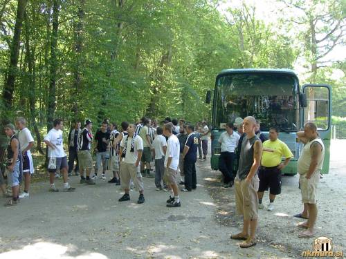 Zbor pred stadionom Fazanerija.